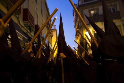 Penitentes de la hermandad 'El Valle' durante la procesión celebrada en Sevilla.