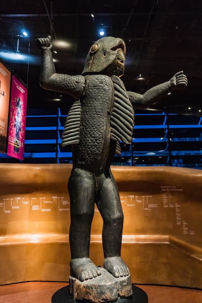 Hombre-tiburón de Sossa Dede, estatua que representa a Behanzin, último gobernante del Reino de Dahomey, expuesta en el Museo del Quai Branly, en París.