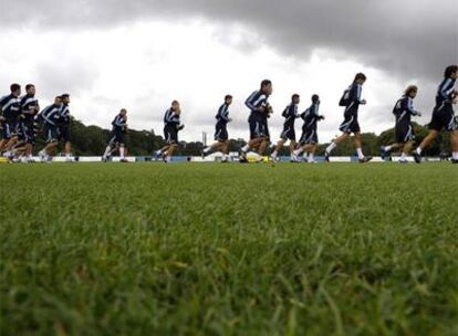 Los jugadores del Madrid corretean, ayer, en el entrenamiento en Maynooth.