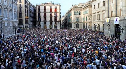 Concentración en la plaza de Sant Jaume de Barcelona contra la sentencia de La Manada.