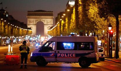 La policia acordona els Camps Elisis de París després del tiroteig.