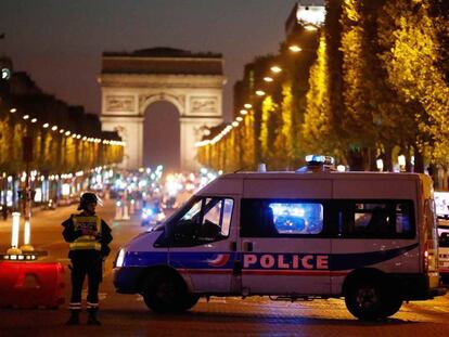 La policia acordona els Camps Elisis de París després del tiroteig.