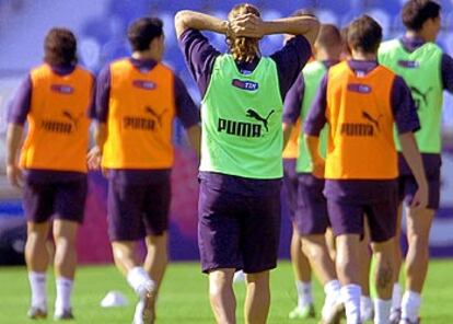 Totti camina durante el entrenamiento alejado de sus compañeros.