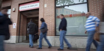 En la imagen, un grupo de personas hacen cola en una oficina del INEM en Alcal&aacute; de Henares (Madrid). EFE/Archivo