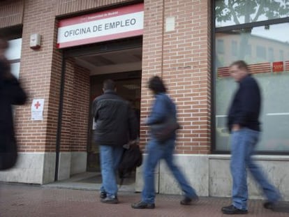 En la imagen, un grupo de personas hacen cola en una oficina del INEM en Alcal&aacute; de Henares (Madrid). EFE/Archivo