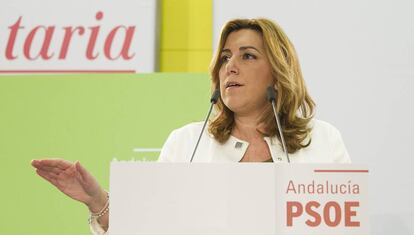 Susana Díaz se dirige a los parlamentarios andaluces.