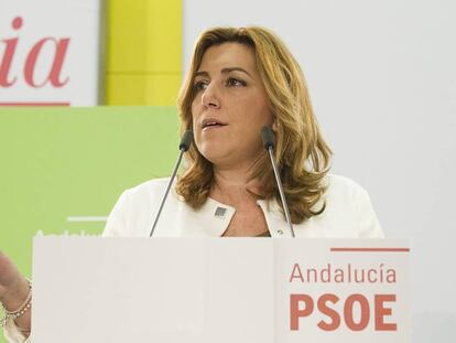 Susana Díaz se dirige a los parlamentarios andaluces.