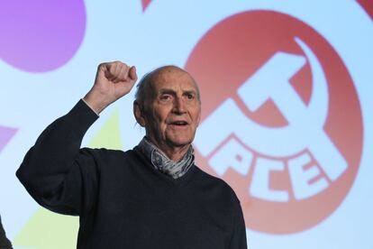 El poeta Marcos Ana canta La Internacional puño en alto en la celebración del 90º aniversario de la creación del Partido Comunista de España, en 2011.