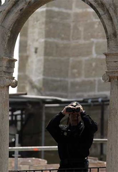 Un policía vigila cerca de la plaza de la Virgen en Valencia.