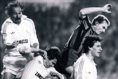 Rummenigge, en las semifinales de la Copa de la UEFA de 1985, trata de alcanzar la pelota en pugna con Stielike, Camacho y Fraile.