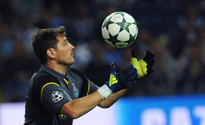 Iker Casillas coge el balón durante el partido de ida entre Oporto y Roma.