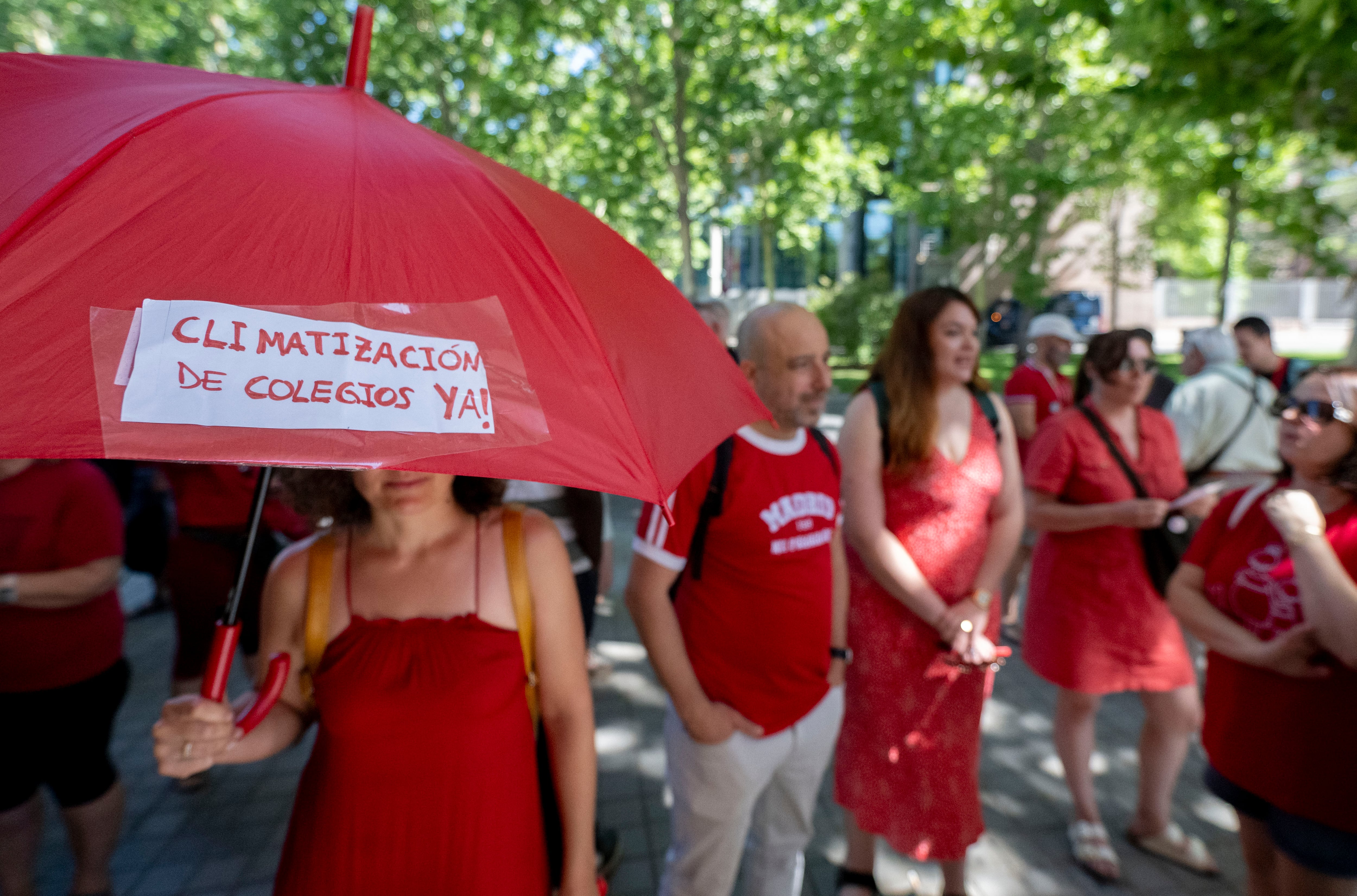 Las familias protestan ante la Asamblea de Madrid por el cal