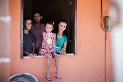 La agricultora Patrícia, su marido y sus dos hijos.