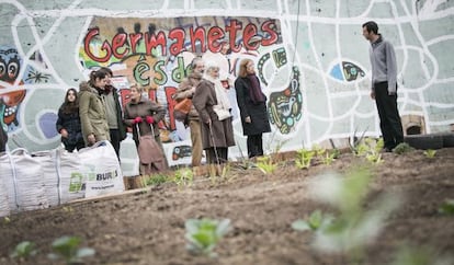 Vecinos del barrio de L’Esquerra de l’Eixample visitan el solar donde estaba el antiguo convento de las Germanetes.