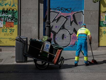 Un operario de la limpieza, el pasado lunes en Madrid.