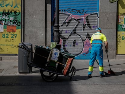 Un operario de la limpieza, el pasado lunes en Madrid.