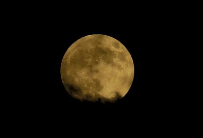 Vista del eclipse lunar en Gaza.