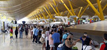 Viajeros en la zona de salidas de la T4, en el aeropuerto Adolfo Su&aacute;rez Madrid-Barajas. 