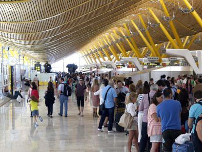 Viajeros en la zona de salidas de la T4, en el aeropuerto Adolfo Su&aacute;rez Madrid-Barajas. 