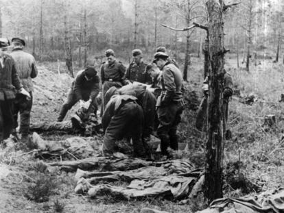 Imagen tomada en 1943 de las fosas comunes de Katyn, en el municipio ruso de Smolensk.