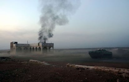Un tanque usado por facciones opositoras en el monte Azzan, a 24 kilómetros de Alepo, durante combates contra fuerzas del régimen este domingo.