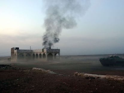 Un tanque usado por facciones opositoras en el monte Azzan, a 24 kilómetros de Alepo, durante combates contra fuerzas del régimen este domingo.