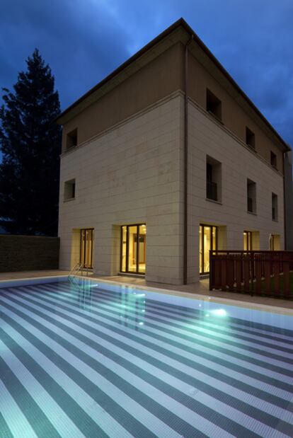 La nueva piscina del rehabilitado parador de Villafranca del Birerzo, en León