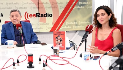 La presidenta de la Comunidad de Madrid, Isabel Díaz Ayuso, junto al periodista Federico Jiménez Losantos en EsRadio este lunes.