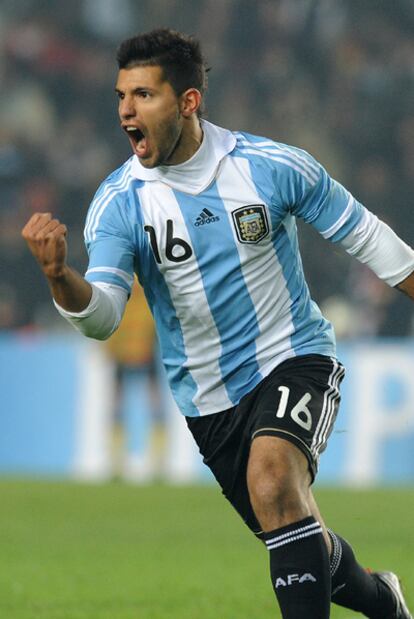 El Kun Agüero celebra su gol.