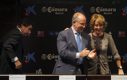 

Noviembre de 2009. El vicepresidente de la Comunidad de Madrid, Ignacio González (i); el ex ministro de Economía, Rodrigo Rato y la presidenta de la Comunidad de Madrid, Esperanza Aguirre, durante la inauguración del primer Congreso de Comercio y Servicios de la Comunidad de Madrid.

