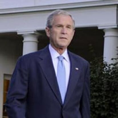 El presidente Bush antes de su comparecencia de hoy.