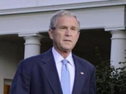 El presidente Bush antes de su comparecencia de hoy.