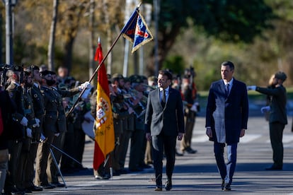 El presidente del Gobierno, Pedro Sánchez, y el presidente francés, Emmanuel Macron, pasan revista a las tropas a su llegada a la cumbre en Barcelona.