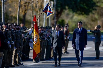 El presidente del Gobierno, Pedro Sánchez, y el presidente francés, Emmanuel Macron, pasan revista a las tropas a su llegada a la cumbre en Barcelona.