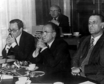 José Vidal-Beneyto (izquierda), junto a Santiago Carrillo durante una reunión de la Junta Democrática en 1975 en París, en la que participa Rafael Calvo Serer.