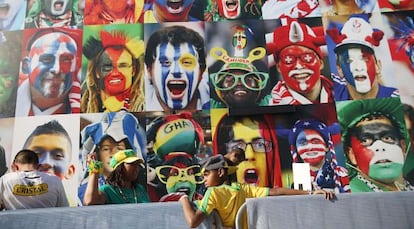 Uma criança em frente a um painel da Fan Fest em Copacabana.