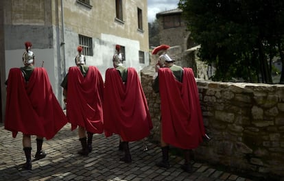 Vecinos de Balmaseda (Bizkaia) vestidos de romanos se disponen a participar en el Via Crucis viviente de la localidad.