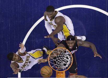 LeBron lucha bajo aros entre Paul George y Roy Hibbert.