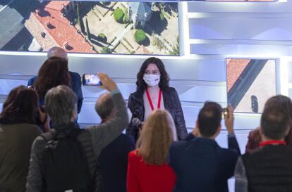 En Ifema, Díaz Ayuso ha conocido una de las novedades de esta campaña, el robot Sophia, al que ha preguntado sobre el número de ciudadanos que están llamados a las urnas este martes, así como el protocolo de covid-19 para la jornada electoral.