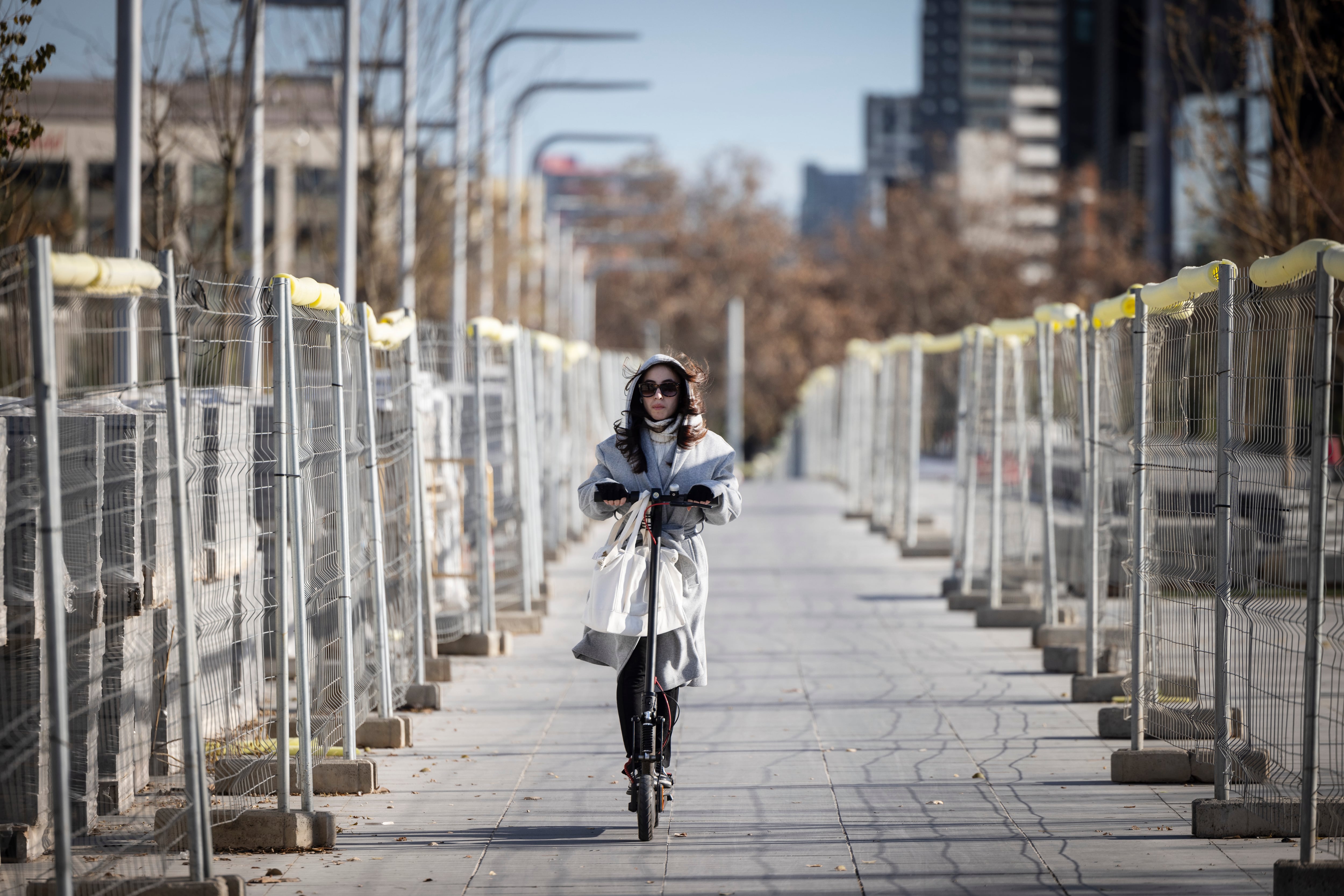 Barcelona se prepara para los cambios en circulación: multas de hasta 500 euros a los patinetes que circulen por la acera o sin casco