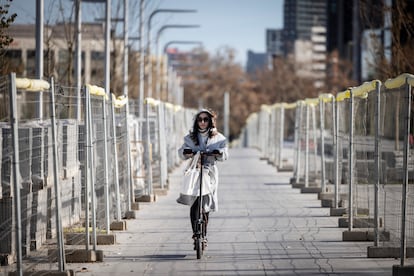 Una usuaria de patinete circula sin casco por la plaza de les Glries de Barcelona, a un mes de la entrada en vigor de la obligatoriedad de la proteccin.