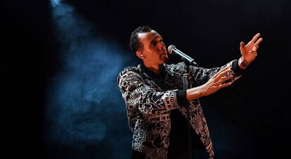 El cantante y escritor francés Gael Faye actuando en La Rochelle.