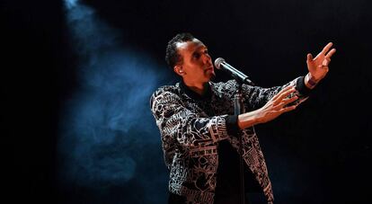 El cantante y escritor franc&eacute;s Gael Faye actuando en La Rochelle.