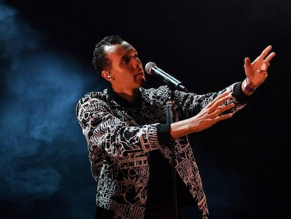 El cantante y escritor franc&eacute;s Gael Faye actuando en La Rochelle.