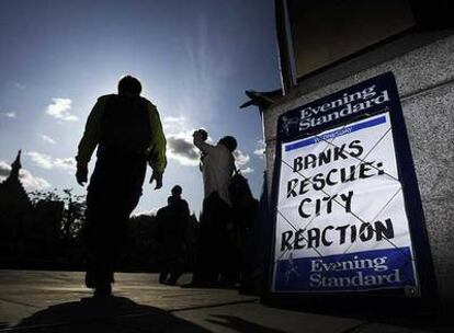 Un periódico anuncia las medidas aprobadas por el Gobierno británico en una calle de Londres.