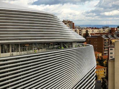 Las obras en los alrededores del Estadio Santiago Bernabéu, en Madrid, el pasado viernes.