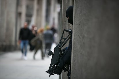 Un agentes vigila una de las entradas en la calle de la Cera.