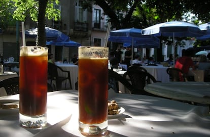 Fernet, refresco de cola y hielo.