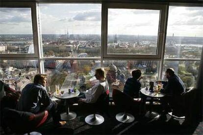 Vista sobre la ciudad de Riga, la capital de Letonia, a la que se llega desde el año pasado con vuelos de bajo coste que despegan desde seis aeropuertos españoles.