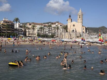 La playa de Sitges en plena temporada alta.